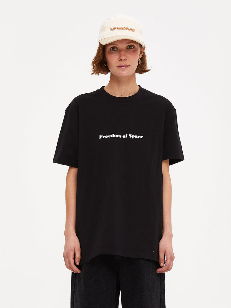 A SIMPLE T-SHIRT BLACK