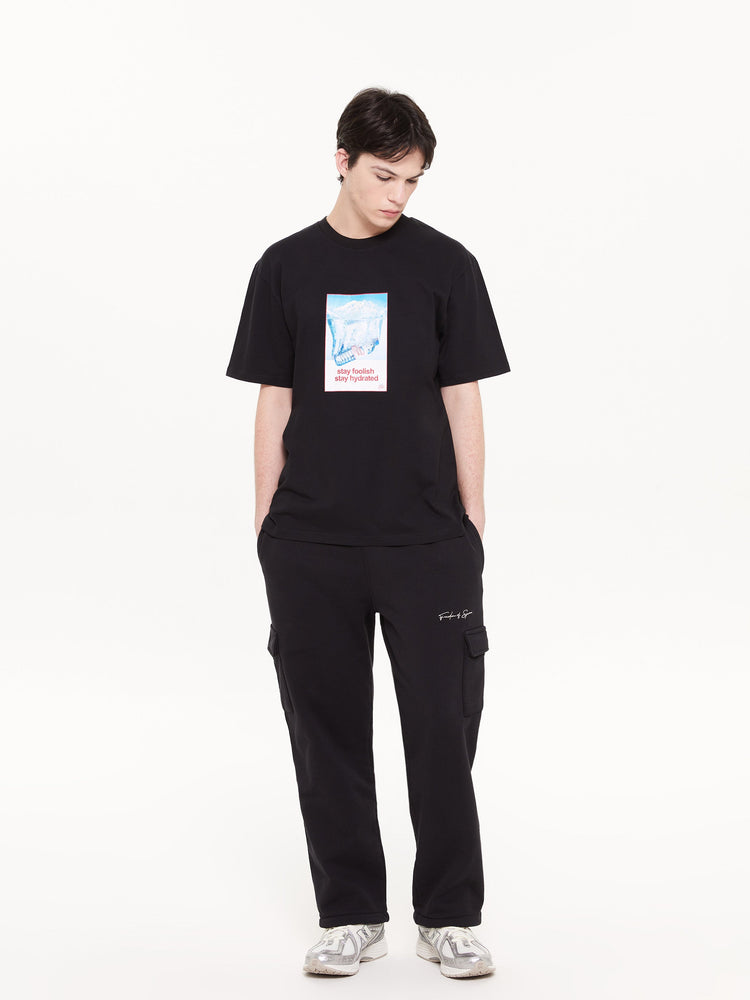 Erkek model üzerinde siyah grafik baskılı t-shirt