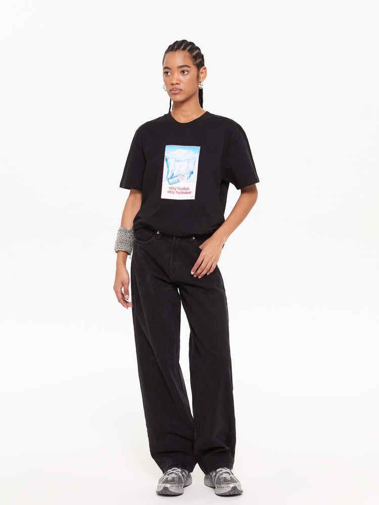 Kadın model üzerinde siyah unisex Hydrated T-Shirt