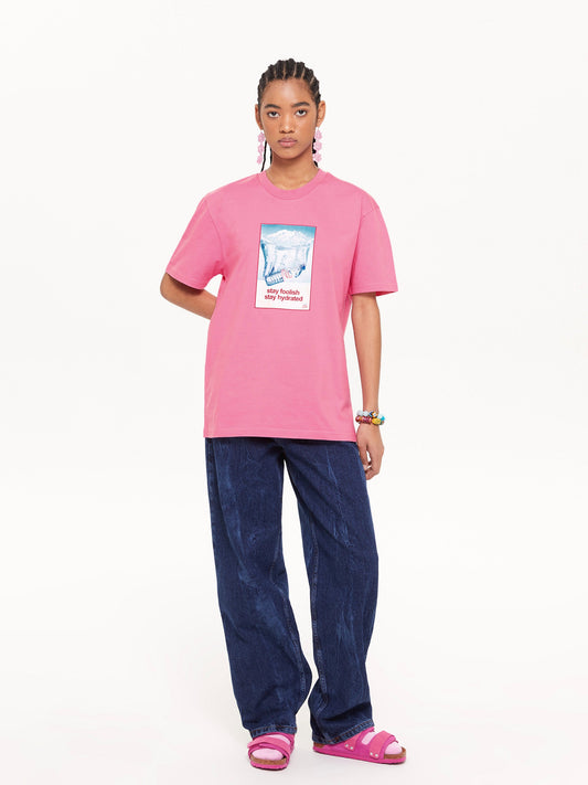 Kadın model üzerinde pembe rahat kesim t-shirt.